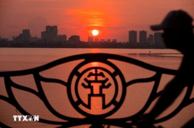Chiều ho&agrave;ng h&ocirc;n m&ugrave;a Thu b&ecirc;n hồ T&acirc;y. (Ảnh: Minh Quyết /TTXVN)