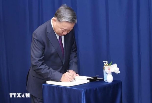 Tổng B&iacute; thư, Chủ tịch nước T&ocirc; L&acirc;m ghi lưu b&uacute;t.