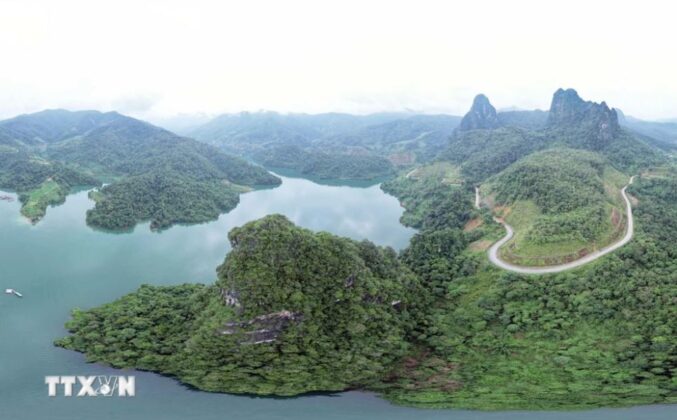 Vịnh P&aacute; Kh&ocirc;m được h&igrave;nh th&agrave;nh bởi nhiều h&ograve;n đảo lớn nhỏ, l&agrave; sự kết hợp h&agrave;i h&ograve;a giữa s&ocirc;ng nước v&agrave; n&uacute;i non, tạo n&ecirc;n phong cảnh hữu t&igrave;nh.