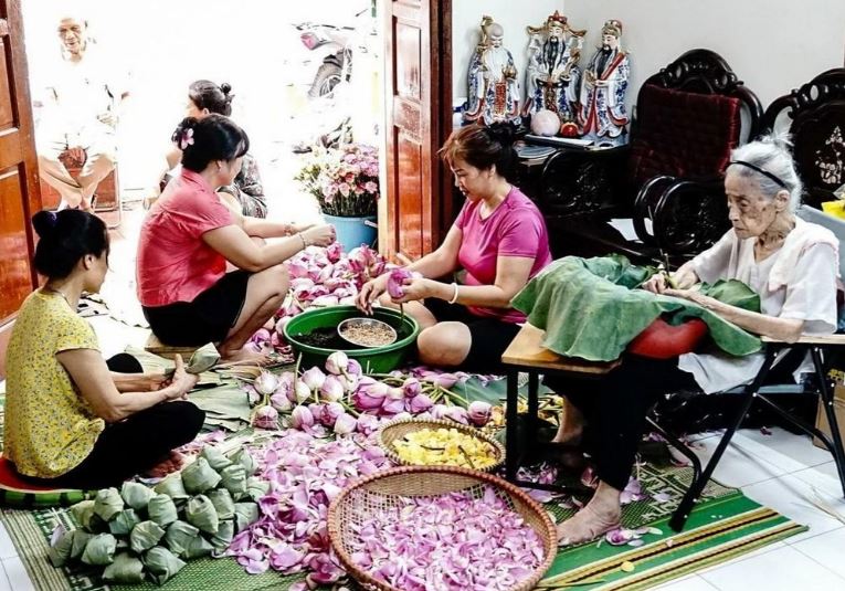 Nghề ướp trà sen truyền thống được gia đình cụ Dần (Tây Hồ, Hà Nội) thực hiện thủ công và truyền từ đời này sang đời khác. 