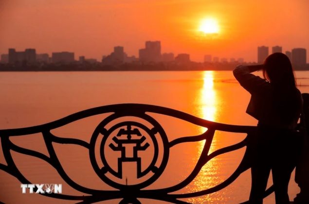 Chiều ho&agrave;ng h&ocirc;n b&ecirc;n hồ T&acirc;y. (Ảnh: Minh Quyết/TTXVN)