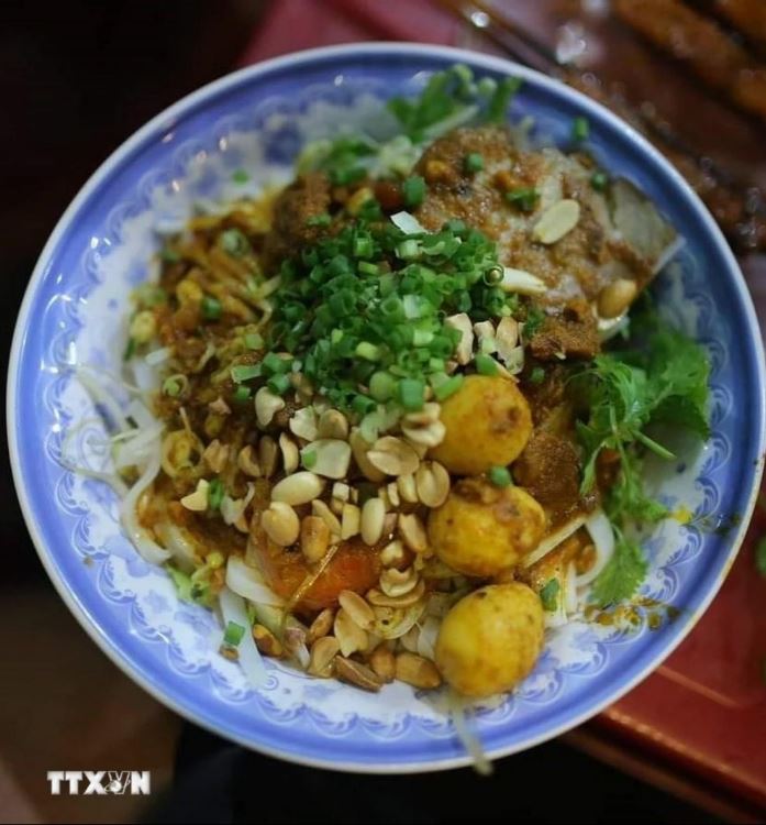 Bát mỳ Quảng hấp dẫn với sự kết hợp của nhiều loại nguyên liệu. 