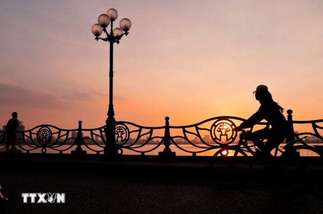 Ho&agrave;ng h&ocirc;n b&ecirc;n hồ T&acirc;y. (Ảnh: Minh Quyết/TTXVN)