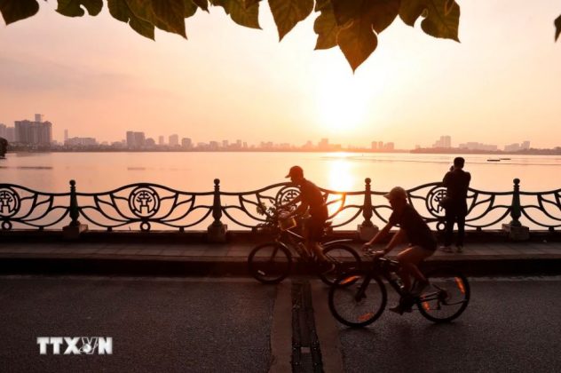 Chiều ho&agrave;ng h&ocirc;n b&ecirc;n hồ T&acirc;y. (Ảnh: Minh Quyết/TTXVN)