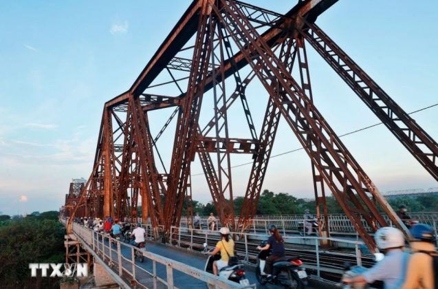 Chiều Thu tr&ecirc;n cầu Long Bi&ecirc;n. (Ảnh: Minh Quyết/TTXVN)