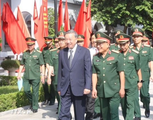 Tổng B&iacute; thư, Chủ tịch nước T&ocirc; L&acirc;m đến thăm Tổng cục II, Bộ Quốc ph&ograve;ng.