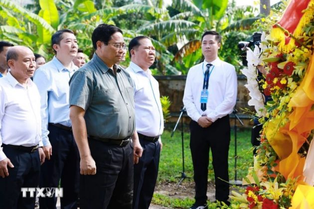 Thủ tướng Phạm Minh Ch&iacute;nh d&acirc;ng hương, hoa tại Đ&agrave;i tưởng niệm chiến khu căn cứ c&aacute;ch mạng Giằng S&egrave;o.
