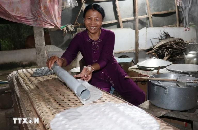 Sản xuất bánh tráng tại làng nghề bánh tráng Mỹ Lồng. 