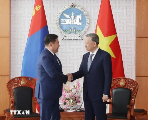 Tổng B&iacute; thư, Chủ tịch nước T&ocirc; L&acirc;m hội kiến Thủ tướng M&ocirc;ng Cổ Luvsannamsrain Oyun-Erdene.