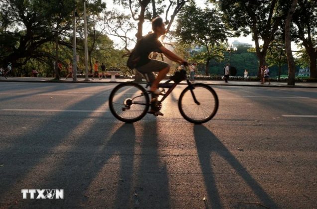 Chiều Thu H&agrave; Nội nhẹ nh&agrave;ng, l&atilde;ng mạn. (Ảnh: Minh Quyết/ TTXVN)