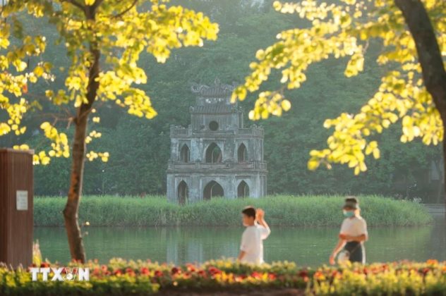 Chiều Thu H&agrave; Nội nhẹ nh&agrave;ng, l&atilde;ng mạn. (Ảnh: Minh Quyết/TTXVN)