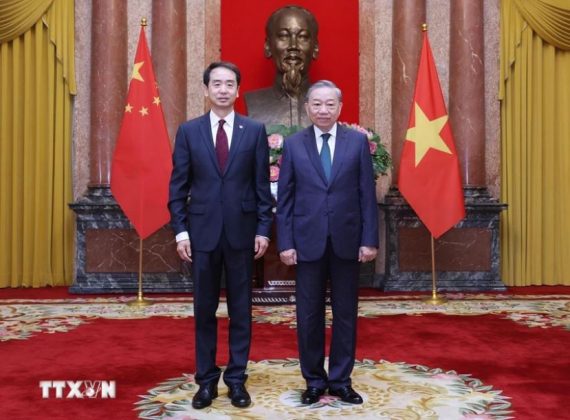 Tổng B&iacute; thư, Chủ tịch nước T&ocirc; L&acirc;m v&agrave; Đại sứ Trung Quốc tại Việt Nam H&agrave; Vĩ chụp ảnh chung.