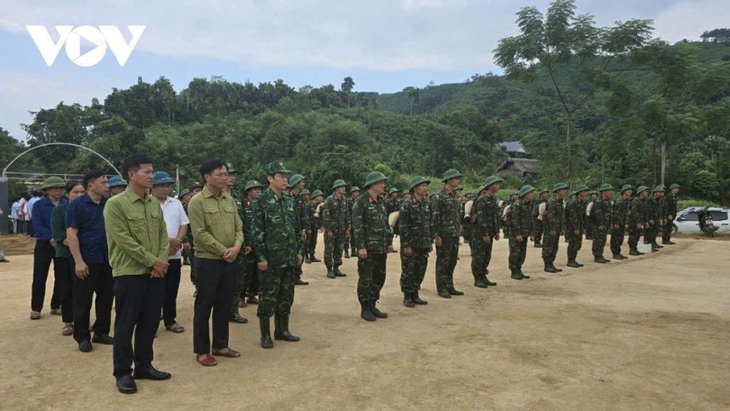 Buổi chia tay không cờ hoa, nhưng nghẹn ngào xúc động, tiếc nuối, bịn rịn giữa những người lính và chính quyền cùng bà con địa phương Buổi chia tay không cờ hoa, nhưng nghẹn ngào xúc động, tiếc nuối, bịn rịn giữa những người lính và chính quyền cùng bà con địa phương