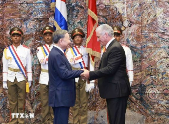 Chủ tịch Cuba Miguel Diaz Canel Bermudez (b&ecirc;n phải) nồng nhiệt ch&uacute;c mừng Tổng B&iacute; thư, Chủ tịch nước T&ocirc; L&acirc;m.