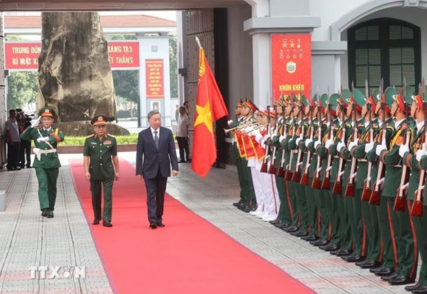 Tổng B&iacute; thư, Chủ tịch nước T&ocirc; L&acirc;m duyệt đội danh dự Tổng cục II, Bộ Quốc ph&ograve;ng.