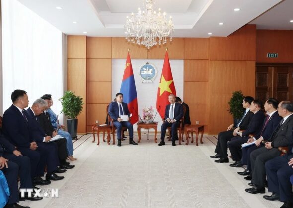 Tổng B&iacute; thư, Chủ tịch nước T&ocirc; L&acirc;m hội kiến Thủ tướng M&ocirc;ng Cổ Luvsannamsrain Oyun-Erdene.