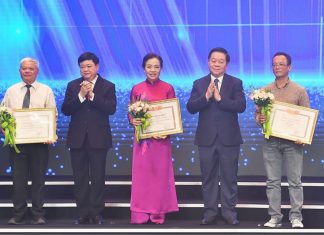 Vinh danh các tác phẩm lý luận, phê bình văn học, nghệ thuật Vinh danh các tác phẩm lý luận, phê bình văn học, nghệ thuật