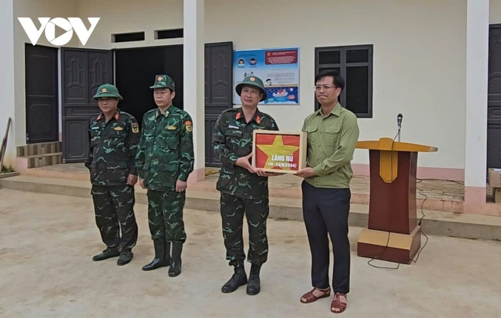 Bí thư Huyện ủy Bảo Yên, Hoàng Quốc Bảo tặng lá cờ cắm trên nóc nhà văn hóa thôn Làng Nủ cho các lực lượng tìm kiếm Bí thư Huyện ủy Bảo Yên, Hoàng Quốc Bảo tặng lá cờ cắm trên nóc nhà văn hóa thôn Làng Nủ cho các lực lượng tìm kiếm