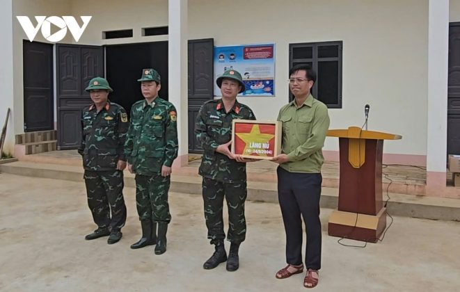 B&iacute; thư Huyện ủy Bảo Y&ecirc;n, Ho&agrave;ng Quốc Bảo tặng l&aacute; cờ cắm tr&ecirc;n n&oacute;c nh&agrave; văn h&oacute;a th&ocirc;n L&agrave;ng Nủ cho c&aacute;c lực lượng t&igrave;m kiếm