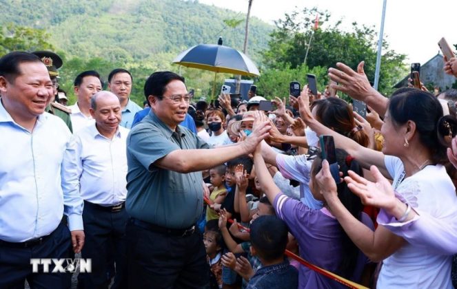 Thủ tướng Phạm Minh Ch&iacute;nh với nh&acirc;n d&acirc;n v&ugrave;ng dự &aacute;n cao tốc H&ograve;a B&igrave;nh-Mộc Ch&acirc;u.