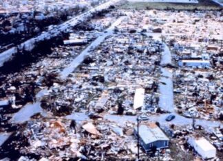 Bão Andrew năm 1992 tàn phá khắp bang Florida. Đây là cơn bão được mệnh danh "tốn kém nhất" trong lịch sử nước Mỹ trước khi thảm họa mang tên Katrina xảy ra sau đó vài chục năm.