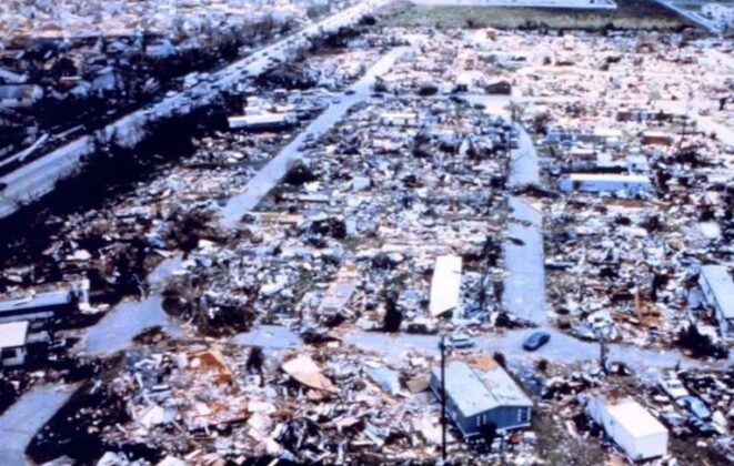 B&atilde;o Andrew năm 1992 t&agrave;n ph&aacute; khắp bang Florida. Đ&acirc;y l&agrave; cơn b&atilde;o được mệnh danh "tốn k&eacute;m nhất" trong lịch sử nước Mỹ trước khi thảm họa mang t&ecirc;n Katrina xảy ra sau đ&oacute; v&agrave;i chục năm.