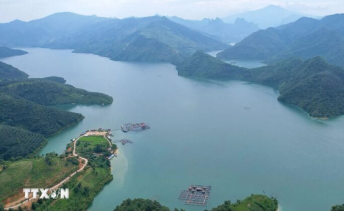 L&agrave;n nước xanh biếc quanh năm kết hợp với những d&atilde;y n&uacute;i đ&aacute; v&ocirc;i ở vịnh P&aacute; Kh&ocirc;m tạo ra một bức tranh sơn thủy hữu t&igrave;nh.