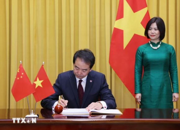 Đại sứ Trung Quốc tại Việt Nam H&agrave; Vĩ ghi lưu b&uacute;t.