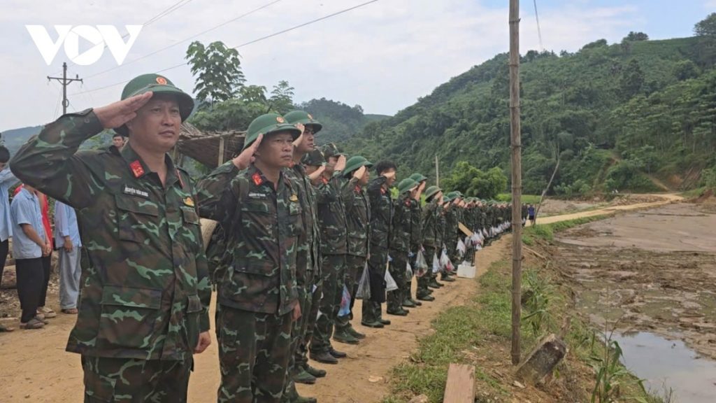 Các chiến sỹ dành phút mặc niệm tưởng nhớ những người đã mất trước khi rời Làng Nủ trở về đơn vị