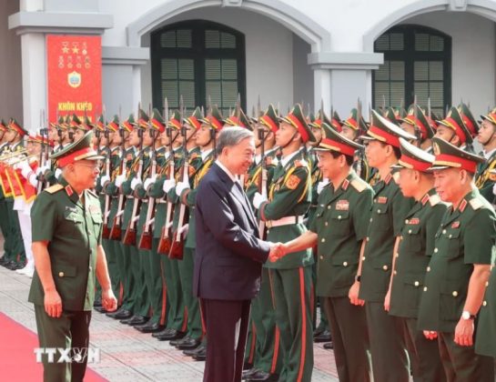 Tổng B&iacute; thư, Chủ tịch nước T&ocirc; L&acirc;m với l&atilde;nh đạo Bộ Quốc ph&ograve;ng v&agrave; c&aacute;n bộ, chỉ huy Tổng cục II.
