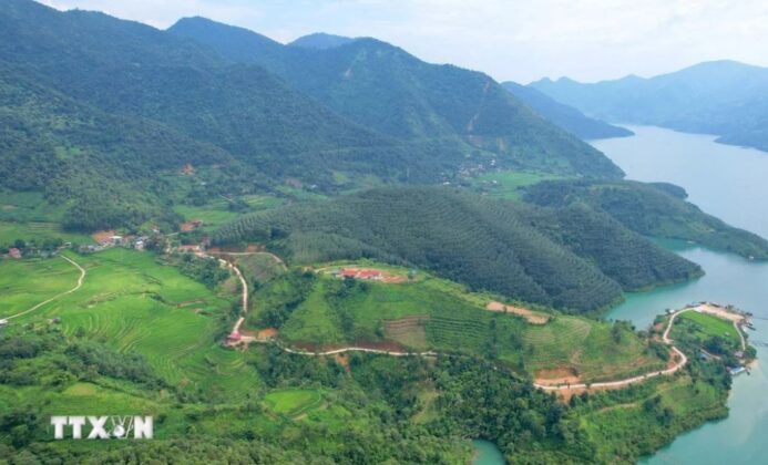 Đến với vịnh P&aacute; Kh&ocirc;m, du kh&aacute;ch được hiểu th&ecirc;m về hoạt động sản xuất n&ocirc;ng nghiệp, đặc biệt l&agrave; ruộng bậc thang của người d&acirc;n nơi đ&acirc;y.