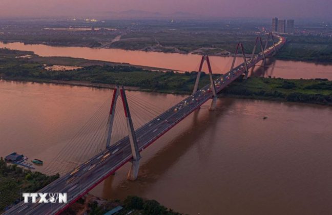 Cầu Nhật T&acirc;n như được nhuộm th&ecirc;m m&agrave;u mới trong &aacute;nh ho&agrave;ng h&ocirc;n. (Ảnh: Phạm Tuấn Anh/TTXVN)