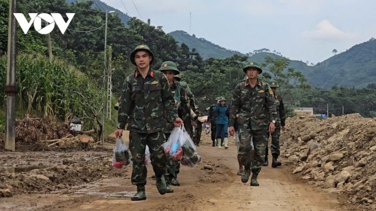 Kh&ocirc;ng quản ngại kh&oacute; khăn, gian khổ, suốt 15 ng&agrave;y qua những người l&iacute;nh đ&atilde; dầm mưa, lội b&ugrave;n t&igrave;m kiếm người mất t&iacute;ch