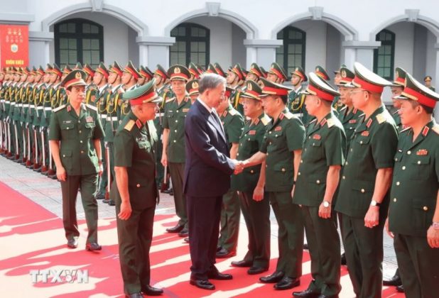 Tổng B&iacute; thư, Chủ tịch nước T&ocirc; L&acirc;m với l&atilde;nh đạo Bộ Quốc ph&ograve;ng v&agrave; c&aacute;n bộ, chỉ huy Tổng cục II.