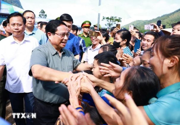 Thủ tướng Phạm Minh Ch&iacute;nh với nh&acirc;n d&acirc;n v&ugrave;ng dự &aacute;n cao tốc H&ograve;a B&igrave;nh-Mộc Ch&acirc;u.