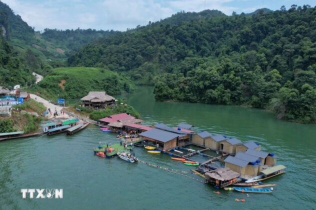 Những khu nh&agrave; nổi v&agrave; dịch vụ ẩm thực với những m&oacute;n ăn bản địa của đồng b&agrave;o d&acirc;n tộc Th&aacute;i thu h&uacute;t du kh&aacute;ch tham quan vịnh P&aacute; Kh&ocirc;m.