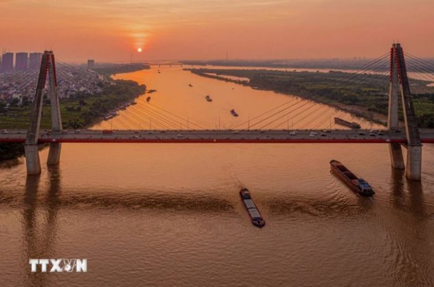 Những c&acirc;y cầu như được nhuộm th&ecirc;m m&agrave;u mới. (Ảnh: Phạm Tuấn Anh/TTXVN)