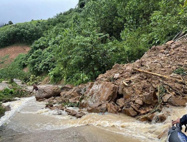 Sạt lở chia cắt nhiều tuyến đường.