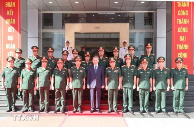 Tổng B&iacute; thư, Chủ tịch nước T&ocirc; L&acirc;m, c&aacute;c đồng ch&iacute; l&atilde;nh đạo Bộ Quốc ph&ograve;ng v&agrave; c&aacute;n bộ, chỉ huy Tổng cục II chụp ảnh lưu niệm.