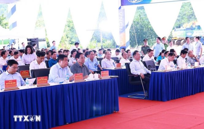 Thủ tướng Phạm Minh Ch&iacute;nh v&agrave; c&aacute;c đại biểu dự Lễ khởi c&ocirc;ng cao tốc H&ograve;a B&igrave;nh-Mộc Ch&acirc;u.