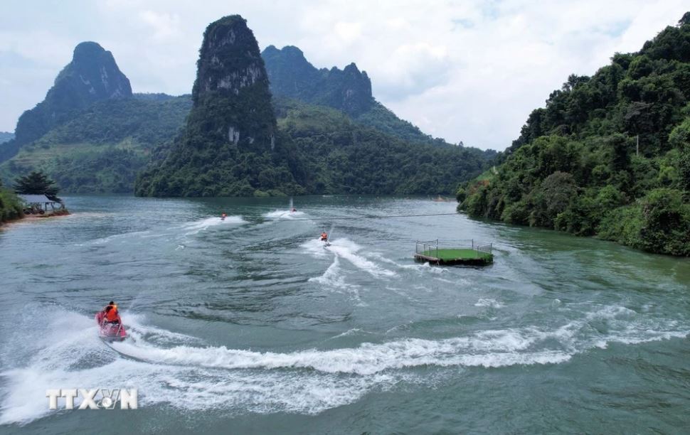 Du khách có thể trải nghiệm dịch vụ môtô nước hay đi thuyền để ngắm cảnh thiên nhiên trên vịnh Pá Khôm.