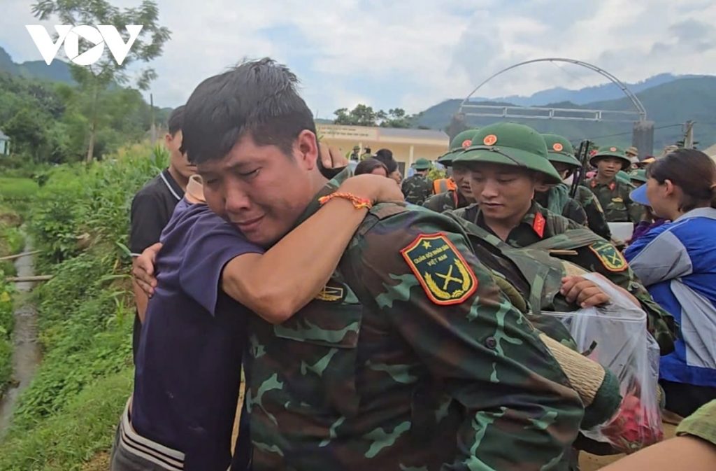 Nghẹn ngào chia tay bà con Làng Nủ