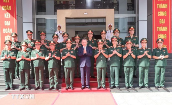 Tổng B&iacute; thư, Chủ tịch nước T&ocirc; L&acirc;m, c&aacute;c đồng ch&iacute; l&atilde;nh đạo Bộ Quốc ph&ograve;ng v&agrave; c&aacute;n bộ, chỉ huy Tổng cục II chụp ảnh lưu niệm.