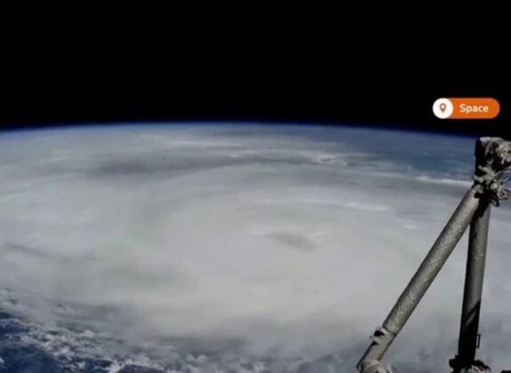 B&atilde;o Helene nh&igrave;n từ trạm quan s&aacute;t vũ trụ của NASA.