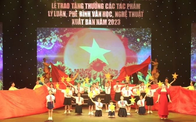 8 min 2 673x420 - Vinh danh các tác phẩm lý luận, phê bình văn học, nghệ thuật