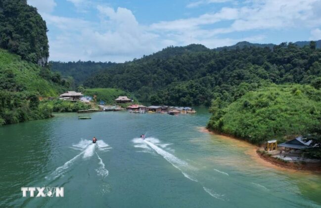Du kh&aacute;ch c&oacute; thể trải nghiệm dịch vụ m&ocirc;t&ocirc; nước hay đi thuyền để ngắm cảnh thi&ecirc;n nhi&ecirc;n tr&ecirc;n vịnh P&aacute; Kh&ocirc;m.
