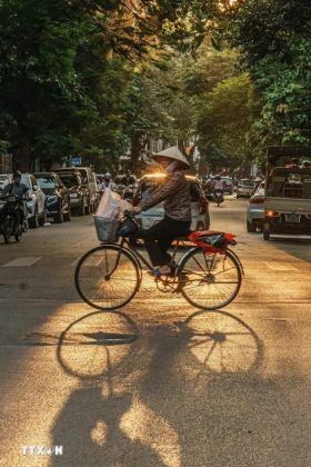 Chiều Thu nhẹ nh&agrave;ng, l&atilde;ng mạn giữa phố phường H&agrave; Nội. (Ảnh: Phạm Tuấn Anh/ TTXVN)