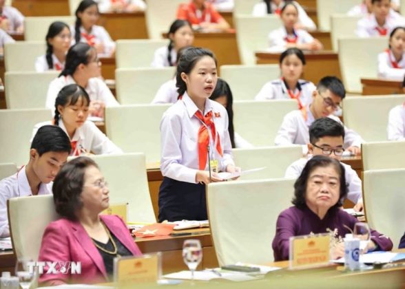 Bộ trưởng Bộ Văn h&oacute;a, Thể thao v&agrave; Du lịch trẻ em trả lời chất vấn của đại biểu. (Ảnh: Minh Đức/TTXVN)