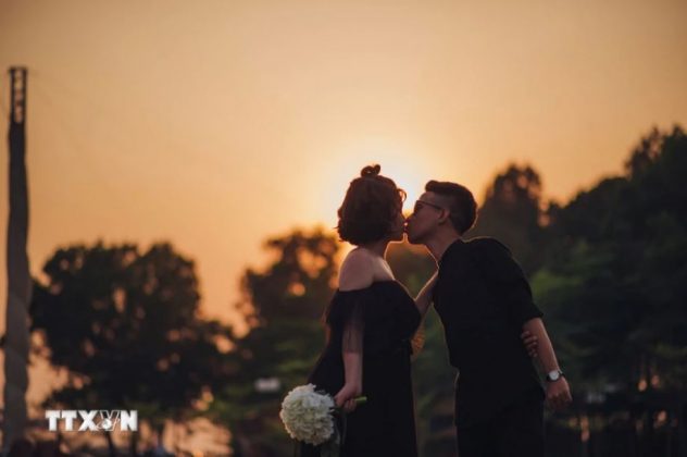 Những bạn trẻ c&ugrave;ng tận hưởng cảnh sắc nhẹ nh&agrave;ng, l&atilde;ng mạn. (Ảnh: Phạm Tuấn Anh/TTXVN)