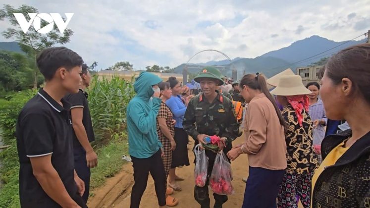 Biết tin c&aacute;c chiến sỹ trở về đơn vị, b&agrave; con đ&atilde; c&ugrave;ng nhau đồ x&ocirc;i, g&oacute;i b&aacute;nh v&agrave; h&aacute;i những tr&aacute;i c&acirc;y vườn nh&agrave; thể hiện t&igrave;nh cảm, l&ograve;ng biết ơn của m&igrave;nh